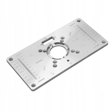 Алюминиевая пластина, вставленная в стол фрезерного станка для