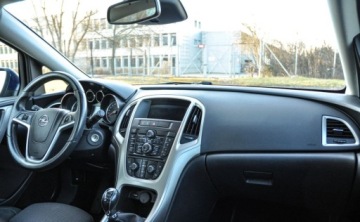 Opel Astra J Sports Tourer 2.0 CDTI ECOTEC 160KM 2010 Opel Astra 2,0CDTI (160KM) 196 tys. km Bezwypadkowy 2.0 Diesel 160KM, zdjęcie 9