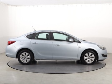 Opel Astra J Sedan 1.6 Twinport ECOTEC 115KM 2017 Opel Astra 1.6 16V, Salon Polska, Serwis ASO, zdjęcie 5