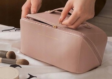 Большая женская дорожная косметичка из бежевой кожи.