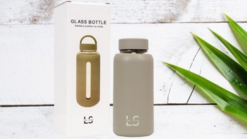 BUTELKA NA WODĘ SZKLANA LINE SPORT W ZESTAWIE DWIE ZATYCZKI 800ML OLIWKOWA