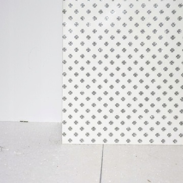 Подарочный пакет с белой сребрна-бракадой 18x23x10 см 3 дизайн