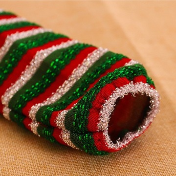 Чехлы на ножки стола защищают рождественскую атмосферу