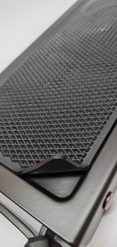 Регулируемая и складная подножка для гитары.