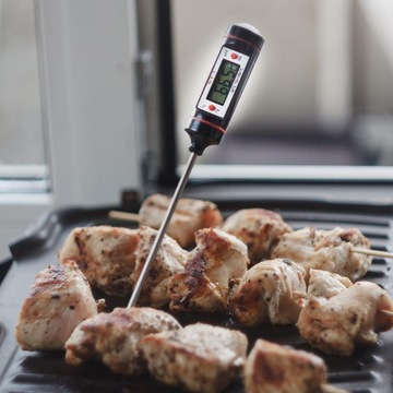 Электронный кухонный термометр с щупом для мяса.