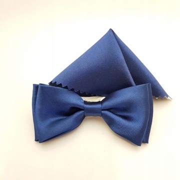 ГАЛСТУК-БАБОЧКА С КАРМАНОМ В КЛЕТКУ ТЕМНО-СИНЕГО ГЛЯНЦЕВОГО ТЕМНО-СИНЕГО ПРИЧИНЕНИЯ