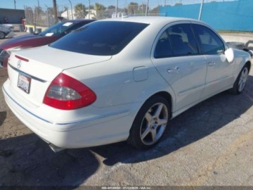 Mercedes Klasa E W212 2009 Mercedes-Benz Klasa E 550 2009 5.5 Benzyna 382KM, zdjęcie 3