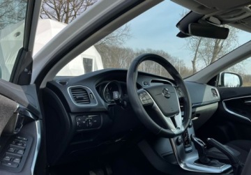 Volvo V40 II Hatchback Facelifting 2.0 T4 190KM 2018 Volvo V40 V40 190 KM Momentum Led Panorama Kamera Navi Tempomat Salon Pols, zdjęcie 15