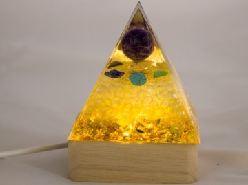 ДЕРЕВЯННАЯ СВЕТОДИОДНАЯ ПОДСТАВКА-ПИРАМИДА ОРГОНИТОВАЯ ПОДСВЕТКА USB 6 см
