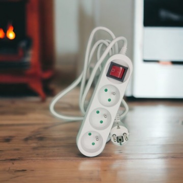 УДЛИНИТЕЛЬ ПИТАНИЯ С ЗАЗЕМЛЕНИЕМ, 3 РОЗЕТКИ, ВЫКЛЮЧАТЕЛЬ 1,5 М.