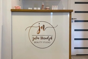 Логотип в виде буквы из плексигласа, золотое серебряное зеркало