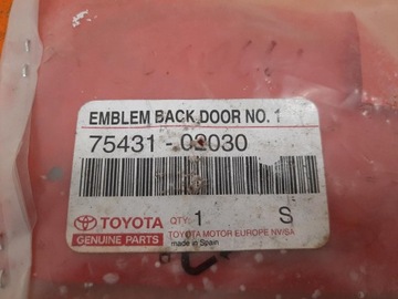 TOYOTA AYGO 05-14 ZNAK LOGO ZADNÍ KRYT KUFRU 75431-02030