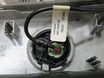 FORD KUGA MK1 LAMPA POLSTROVÁNÍ OSVĚTLENÍ 8M5A15K609CBG