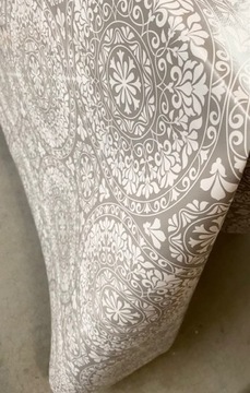 СКАТЕРТЬ, КЛЕЕНКА МЕТРОВАЯ ТОЛЩИНА, СЕРАЯ И БЕЛАЯ, КОЛЕСА