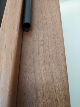 Уплотнитель дверного полотна Дельта-коричневый, прижатый к двери