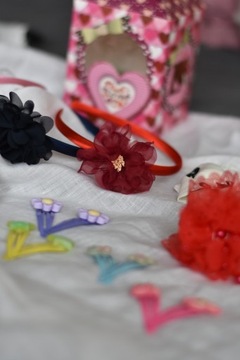 Красивый набор - резинки, зажимы, повязки, бантик в коробочке.