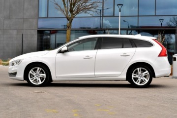 Volvo V60 I Kombi Facelifting 2.0 D2 DRIVE-E 120KM 2017 Volvo V60 LiFT Biała Perła 2,0 Diesel Ledy Navi, zdjęcie 9