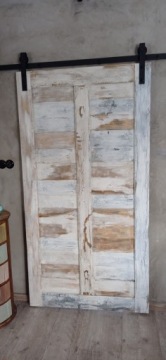 Drzwi przesuwne rustykalne postarzane białe www.funky-rustic.com