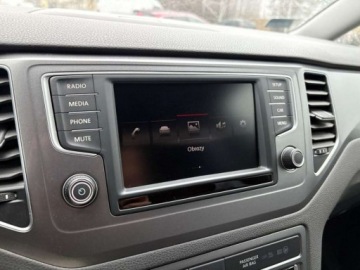 Volkswagen Golf Sportsvan Sportsvan 1.2 TSI BlueMotion Technology 110KM 2015 Volkswagen Golf Sportsvan 1.2 TSI 110KM Trendline Czujniki Klimatyzacja, zdjęcie 16