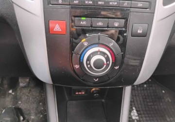 Kia Venga Mikrovan 1.4 DOHC CVVT 90KM 2011 Kia Venga 2011r, 1.4 Benzyna. Lekko uszkodzony lewy tyl. Jezdzi 1.4 90KM, zdjęcie 13