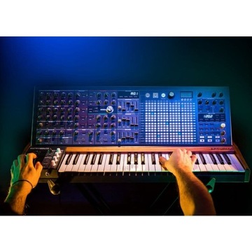 Аналоговый синтезатор Arturia MatrixBrute