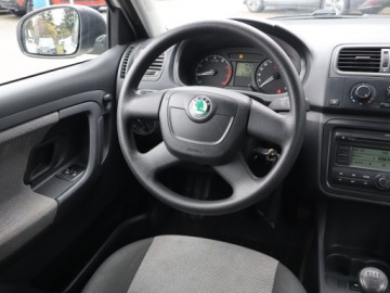 Skoda Fabia II Hatchback 1.2 i HTP 60KM 2009 Skoda Fabia 1.2, Klima, zdjęcie 6