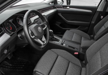 Volkswagen Passat B8 Variant Facelifting 2.0 TDI SCR 150KM 2023 Volkswagen Passat 2.0TDI 150KM DSG, Business, App Connect, Pakiet Zimowy,, zdjęcie 9