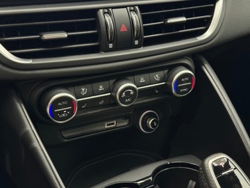 Alfa Romeo Giulia II Sedan Facelifting 2023 2.0 GME Turbo 280KM 2024 Alfa Romeo Giulia Q4 Veloce / Harman/kardon / Szyb, zdjęcie 22