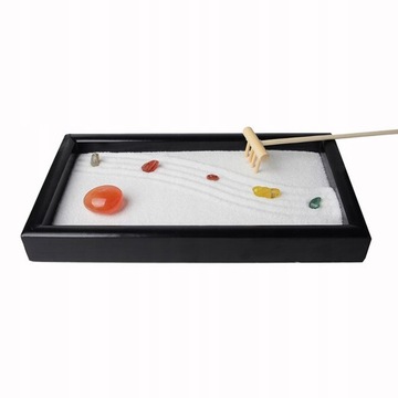 Черная деревянная миниатюрная садовая песочница