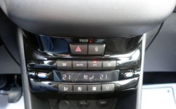 Peugeot 208 I Hatchback 3d 1.6 e-HDI 92KM 2013 Peugeot 208 1.6e-HDI 92KM Oryginalny lakier i szyby Panoramiczny dach Klim, zdjęcie 18