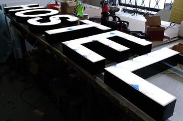 Светящаяся светодиодная надпись HOTEL, объемные буквы из оргстекла, 50 см.