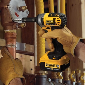 Гайковерт ударный 203 Нм 18 В XR 2baku 2 Ач DCF880D2 TSTAK