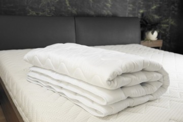 СТЕГАНЫЙ ЗАЩИТНЫЙ МАТРАС НАД ТОППЕРОМ 180x200