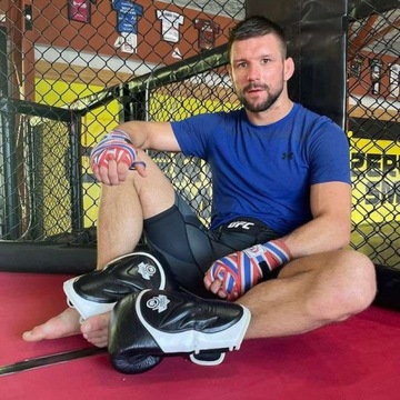 Боксерские перчатки DBX Bushido 10 унций Wrist Protec