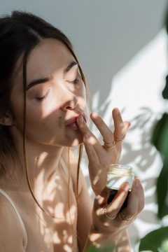 РАЗГЛАЖИВАЮЩЕЕ И УВЛАЖНЯЮЩЕЕ 100% ВЕГАНСКОЕ МАСЛО ДЛЯ СУХИХ ГУБ МАНЖЕРИНОВОЕ