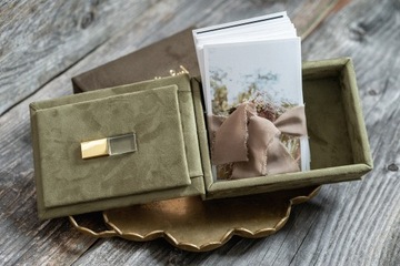 Фотокоробка 13х18 бархат, бархат, нубук, штамп или гравировка + флешка