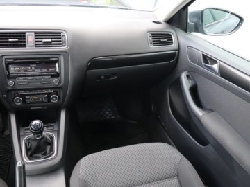 Volkswagen Jetta VI Sedan 1.2 TSI 105KM 2012 VW Jetta 1.2 TSI, Salon Polska, Klima, zdjęcie 6