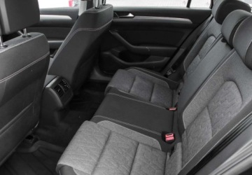 Volkswagen Passat B8 Variant Facelifting 2.0 TDI SCR 150KM 2023 Volkswagen Passat 2.0TDI 150KM DSG, Business, App Connect, Pakiet Zimowy,, zdjęcie 11