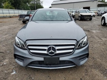 Mercedes Klasa E W213 2018 Mercedes-Benz Klasa E 2018 MERCEDES-BENZ E 300 4MATIC 2.0 Benzyna 241KM, zdjęcie 2