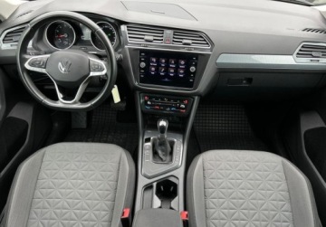 Volkswagen Tiguan II SUV Facelifting 1.5 TSI 150KM 2021 Volkswagen Tiguan Life Pakiet Zimowy, ACC, Podgrzewane fotele i kierownic, zdjęcie 4