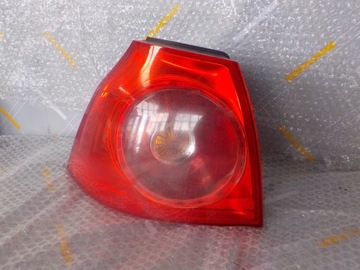 VOLKSWAGEN GOLF V 1.6 FSI 2005R - LAMPA LEWY TYŁ 1K6945095E