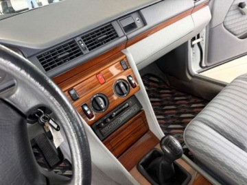 Mercedes W124 Sedan 2.0 118KM 1991 Mercedes-Benz W124 (1984-1993) 2.0 Benzyna 118KM, zdjęcie 26