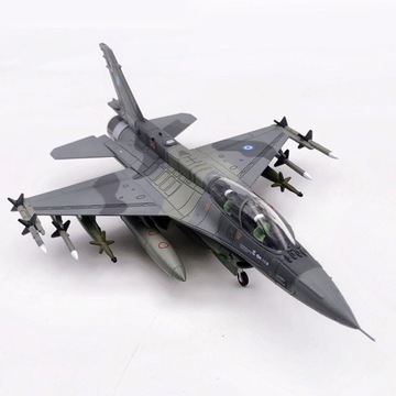 F16D в масштабе 1/72 с отображением модели на подставке.