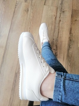 ЖЕНСКАЯ СПОРТИВНАЯ ОБУВЬ ADIDAS LIGHTWEIGHT BEIGE R39