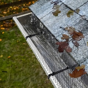 СЕТКА ДЛЯ ЗАЩИТЫ ЖЕЛОБА ОТ ЗАГРЯЗНЕНИЙ ЛИСТА 0,18Х6М ЗАЖИМЫ