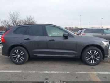 Volvo XC60 II 2024 Volvo XC 60 b5 core dark theme, 2024r., 4x4, 2.0L 2.0 Benzyna 247KM, zdjęcie 4