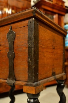 БАРОККО СУНДУК НА ВЫСОКИХ НОЖКАХ, 1750 Г.