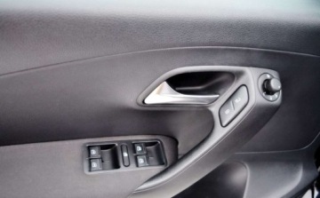 Volkswagen Polo V Hatchback 5d 1.2 70KM 2012 Volkswagen Polo Nawigacja, Czujniki parkowania, Podgrzewane fotele 1.2 70KM, zdjęcie 23