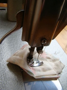 Zabytkowa maszyna do szycia w zabudowie Łucznik 82