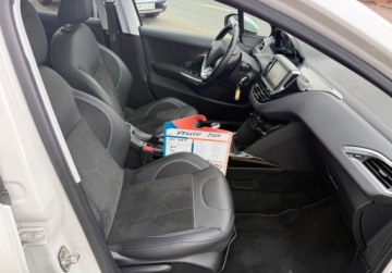 Peugeot 2008 I SUV Facelifting 1.2 PureTech 110KM 2017 Peugeot 2008 1.2 T NAVI Ledy Panorama dach 1.2 Benzyna 110KM, zdjęcie 9